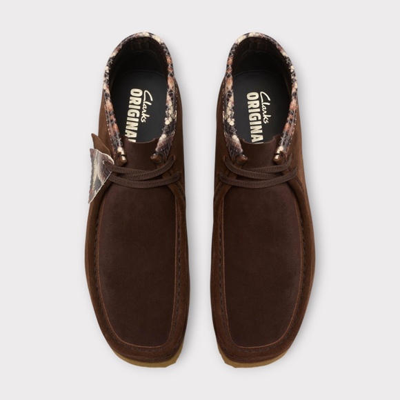 Men\'s Clarks Wallabee Chukka Boot in Brown Snake Combi Suede. 26178217 main image 6